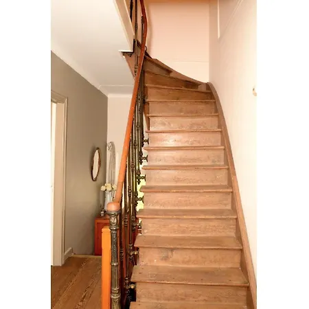 Afamily Homedating Backto The Endof The19thcentury, Cleaning Included Les Bulles